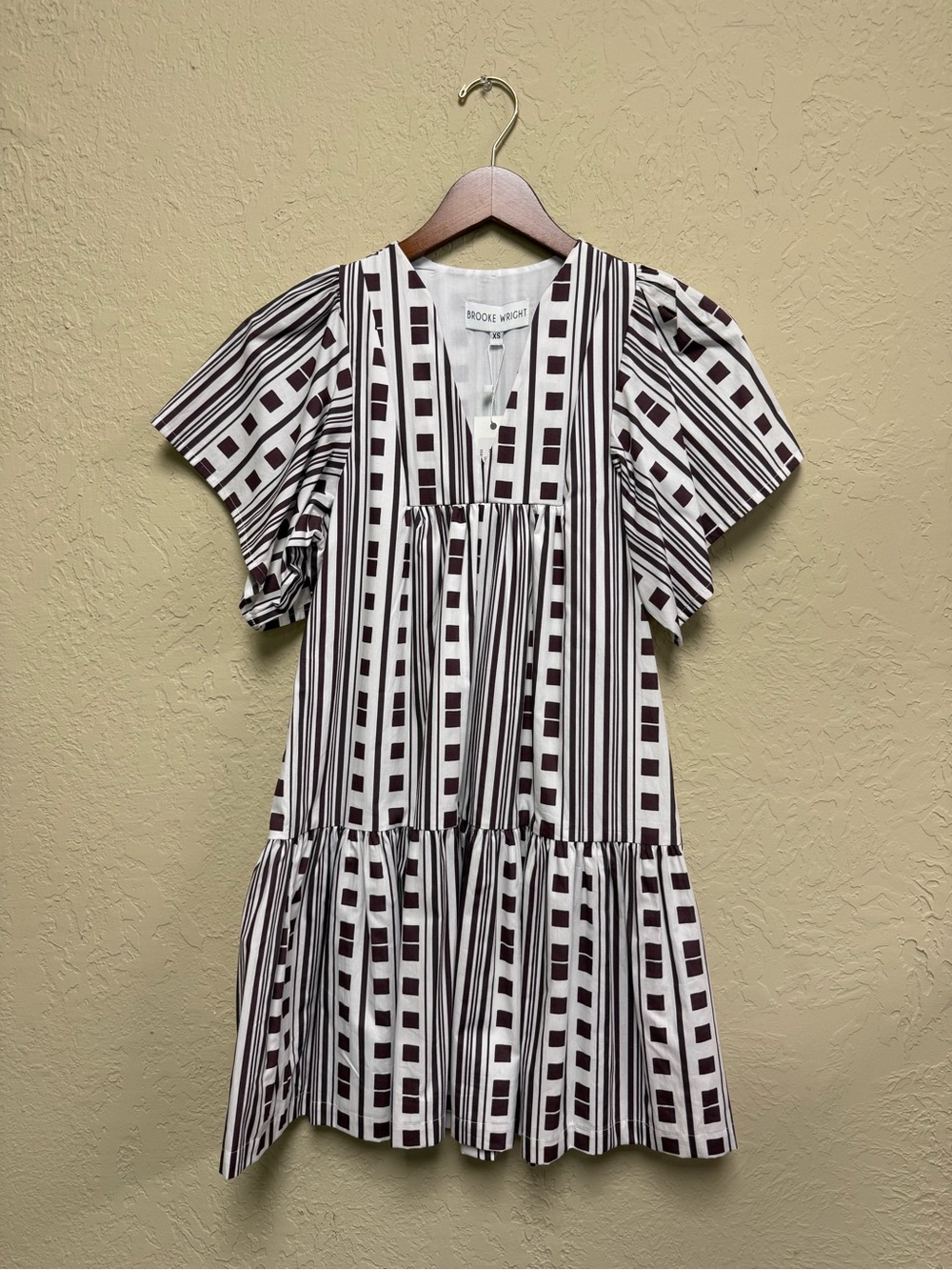 Women's Short Sleeve Tiered Stripe Print Dress - White & Dark Brown
